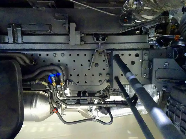 燃料タンク100L シャーシは 錆止め/マフラー塗装 仕上げに力を入れています。|いすゞ エルフ 2RG-NPR88AN(2WD)の写真45