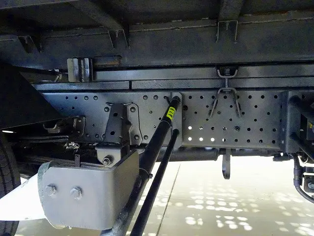 燃料タンク100L シャーシは 錆止め/マフラー塗装 仕上げに力を入れています。|いすゞ エルフ 2RG-NPR88AN(2WD)の写真47