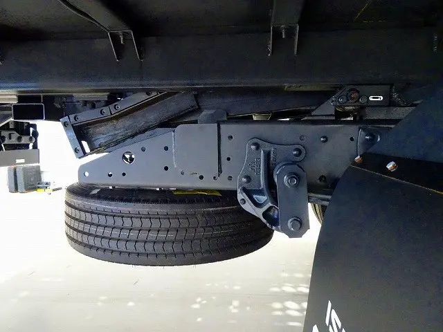 燃料タンク100L シャーシは 錆止め/マフラー塗装 仕上げに力を入れています。|いすゞ エルフ 2RG-NPR88AN(2WD)の写真48