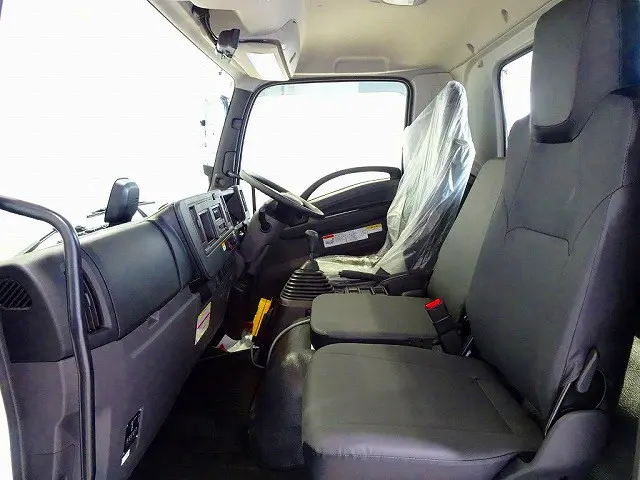 クルーズコントロール 坂道発進補助装置 車線逸脱警報装置 衝突被害軽減ブレーキ アイドリングストップ フォグランプ トラクションコントロール 室内LED灯|いすゞ フォワード 2RG-FRR90S4(2WD)の写真8