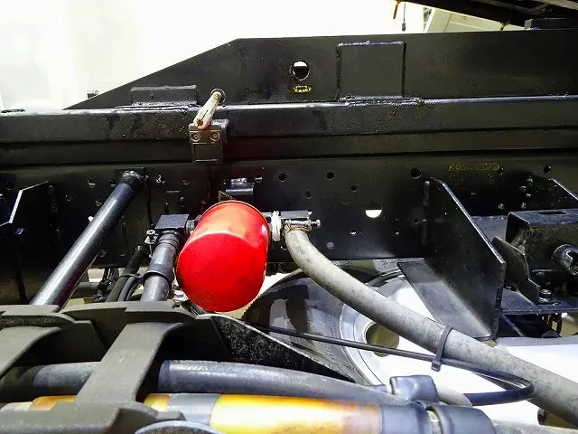 メッキホイールカバー 右シャシ中央工具箱 シャーシは 錆止め/マフラー塗装 仕上げに力を入れています。|いすゞ エルフ KRーNKR81LV(2WD)の写真42