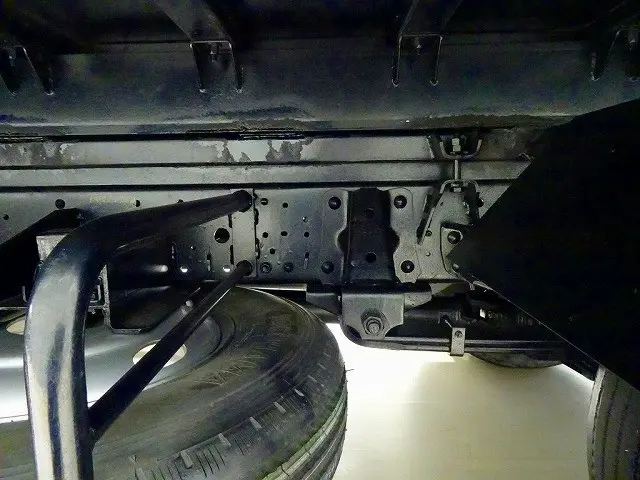 メッキホイールカバー 右シャシ中央工具箱 シャーシは 錆止め/マフラー塗装 仕上げに力を入れています。|いすゞ エルフ KRーNKR81LV(2WD)の写真43