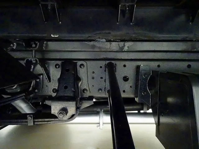 メッキホイールカバー 右シャシ中央工具箱 シャーシは 錆止め/マフラー塗装 仕上げに力を入れています。|いすゞ エルフ KRーNKR81LV(2WD)の写真48