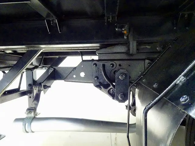 メッキホイールカバー 右シャシ中央工具箱 シャーシは 錆止め/マフラー塗装 仕上げに力を入れています。|いすゞ エルフ KRーNKR81LV(2WD)の写真49