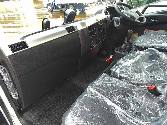 AAC　PS　PW　SRS　ABS　キーレス　左電格ミラー　AM/FM　バックモニター　アドブルー　排気ブレーキ　EZGO　車線逸脱警報装置　衝突被害軽減ブレーキ　フォグランプ　室内LED灯/カーテン|三菱 ファイター 2KG-FK72F(2WD)の写真7