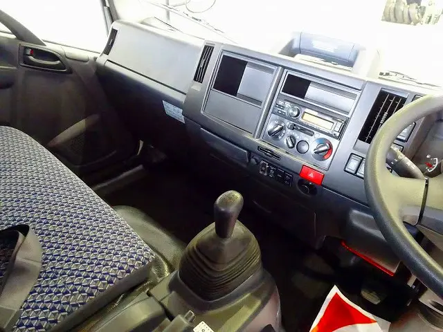 AC　PS　PW　SRS　ABS　キーレス　左右電格ミラー/ヒーター　ラジオ　アドブルー　ターボ　排気ブレーキ　坂道発進補助装置　フロア6MT|いすゞ エルフ 2RG-NPR88AN(2WD)の写真9