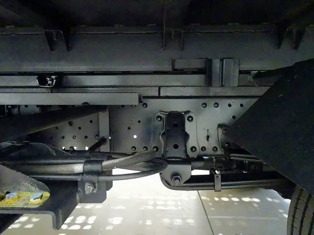 燃料タンク100L　シャーシは 錆止め/マフラー塗装 仕上げに力を入れています。|いすゞ エルフ 2RG-NPR88AN(2WD)の写真42