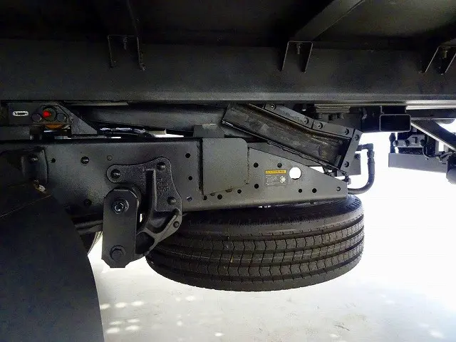 燃料タンク100L　シャーシは 錆止め/マフラー塗装 仕上げに力を入れています。|いすゞ エルフ 2RG-NPR88AN(2WD)の写真43