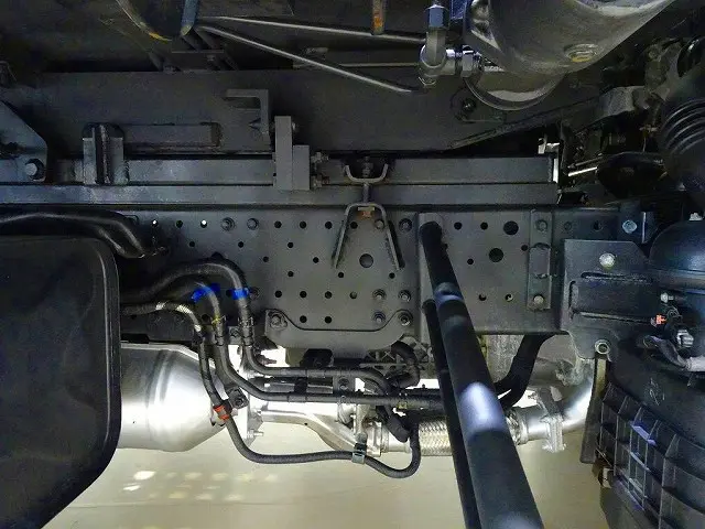 燃料タンク100L　シャーシは 錆止め/マフラー塗装 仕上げに力を入れています。|いすゞ エルフ 2RG-NPR88AN(2WD)の写真46