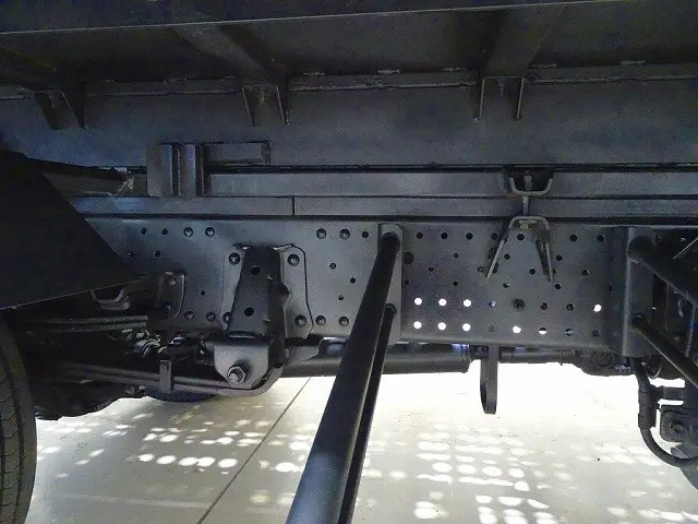 燃料タンク100L　シャーシは 錆止め/マフラー塗装 仕上げに力を入れています。|いすゞ エルフ 2RG-NPR88AN(2WD)の写真48