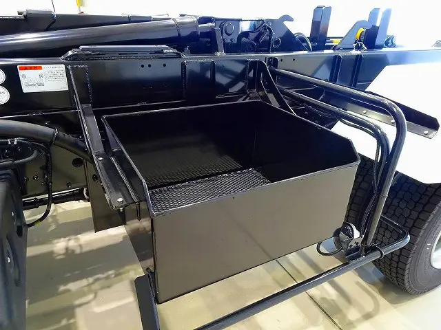 燃料タンク100L タイヤ止め2個 左シャシ中央工具入れケース 右シャシフロント工具箱|三菱 ファイター 2KG-FK72F(2WD)の写真40