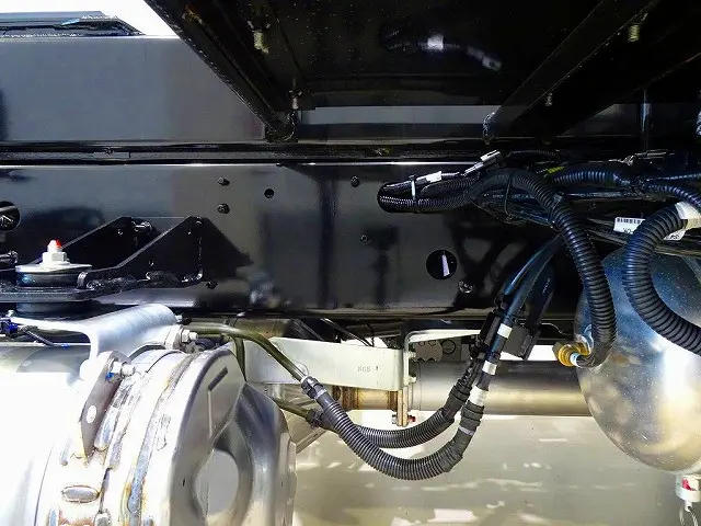 燃料タンク100L タイヤ止め2個 ステンレス製リアフェンダー 右シャシ中央工具箱|日野 レンジャー 2KG-FD2ABA(2WD)の写真44