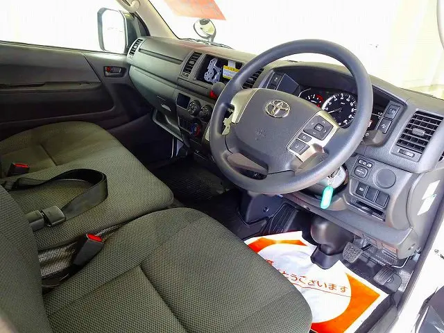 AC　PS　PW　SRS　ABS　キーレス　左右電格ミラー/電動角度調整　アドブルー　ターボ　車線逸脱警報装置　衝突被害軽減ブレーキ　トラクションコントロール　クリアランスソナー　バックドアガラス熱線|トヨタ ハイエースバン 3DF-GDH206V(4WD)の写真5