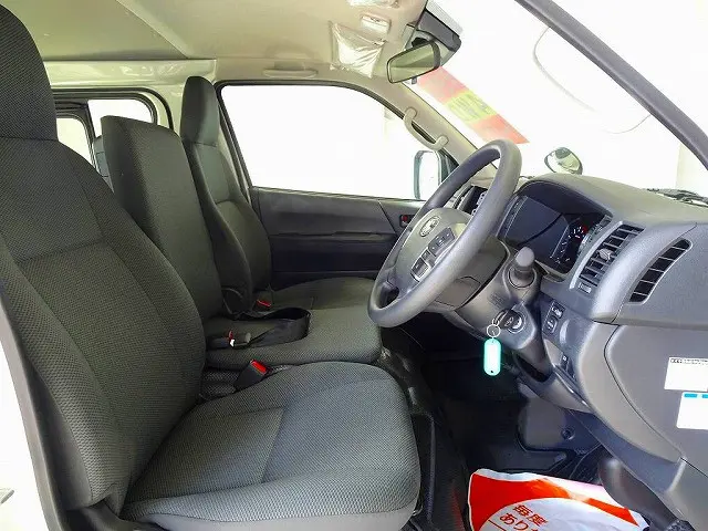AC　PS　PW　SRS　ABS　キーレス　左右電格ミラー/電動角度調整　アドブルー　ターボ　車線逸脱警報装置　衝突被害軽減ブレーキ　トラクションコントロール　クリアランスソナー　バックドアガラス熱線|トヨタ ハイエースバン 3DF-GDH206V(4WD)の写真6