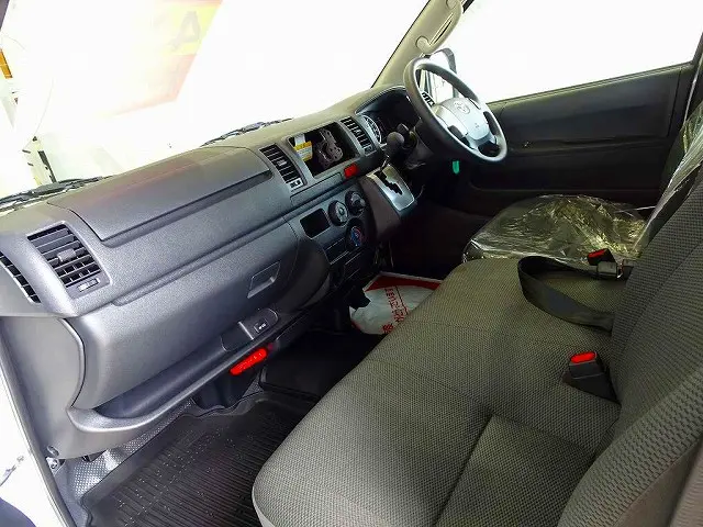 AC　PS　PW　SRS　ABS　キーレス　左右電格ミラー/電動角度調整　アドブルー　ターボ　車線逸脱警報装置　衝突被害軽減ブレーキ　トラクションコントロール　クリアランスソナー　バックドアガラス熱線|トヨタ ハイエースバン 3DF-GDH206V(4WD)の写真7