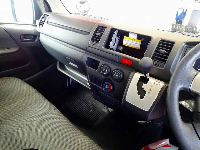 AC　PS　PW　SRS　ABS　キーレス　左右電格ミラー/電動角度調整　アドブルー　ターボ　車線逸脱警報装置　衝突被害軽減ブレーキ　トラクションコントロール　クリアランスソナー　バックドアガラス熱線|トヨタ ハイエースバン 3DF-GDH206V(4WD)の写真9