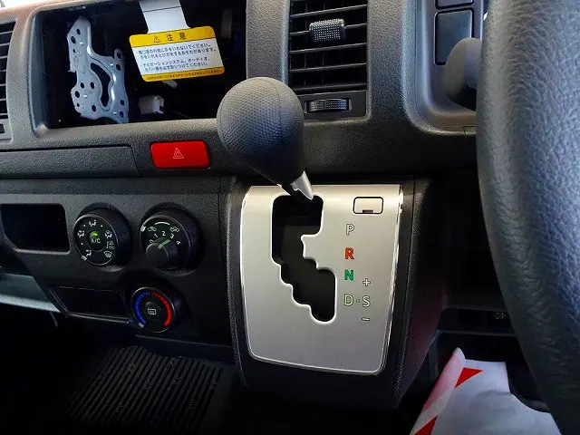 インパネAT　2ペダル　オーディオレス|トヨタ ハイエースバン 3DF-GDH206V(4WD)の写真14