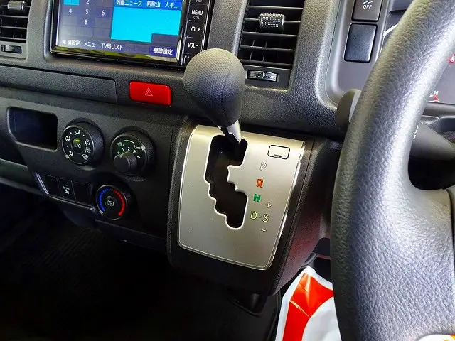 インパネAT　2ペダル|トヨタ ハイエースバン 3DF-GDH206V(4WD)の写真17