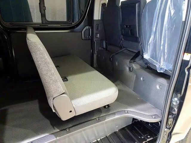 3/6人乗り　5ドア　リアヒーター/クーラー　リアガラスフィルム貼り　バックドアガラス熱線|トヨタ ハイエースバン 3DF-GDH206V(4WD)の写真24