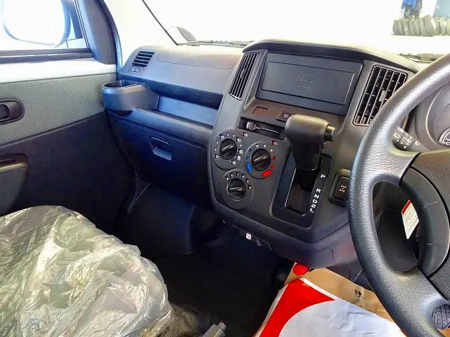 AC　PS　PW(フロントのみ)　SRS　ABS　キーレス　左右電格ミラー/電動角度調整　デフロック　車線逸脱警報装置　衝突被害軽減ブレーキ　トラクションコントロール　リアヒーター|マツダ ボンゴバン 5BF-S413Z(4WD)の写真9