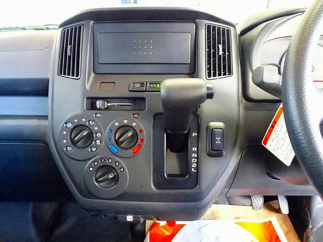 AC　PS　PW(フロントのみ)　SRS　ABS　キーレス　左右電格ミラー/電動角度調整　デフロック　車線逸脱警報装置　衝突被害軽減ブレーキ　トラクションコントロール　リアヒーター|マツダ ボンゴバン 5BF-S413Z(4WD)の写真10