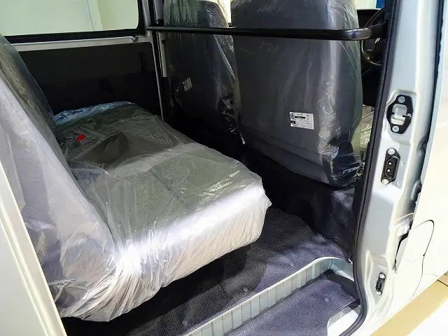 2/5人乗り　5ドア　リアヒーター　プライバシーガラス　リアガラス熱線|マツダ ボンゴバン 5BF-S413Z(4WD)の写真17