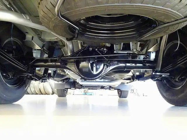 シャーシは 錆止め/マフラー塗装 仕上げに力を入れています。|マツダ ボンゴバン DBF-SLP2M(4WD)の写真38