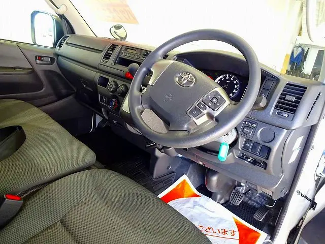 AC PS PW SRS ABS キーレス 左右電格ミラー/電動角度調整 AM/FMラジオ ETC ルームミラー式バックモニター アドブルー ターボ 車線逸脱警報装置 衝突被害軽減ブレーキ|トヨタ ハイエースバン 3DF-GDH206V(4WD)の写真5