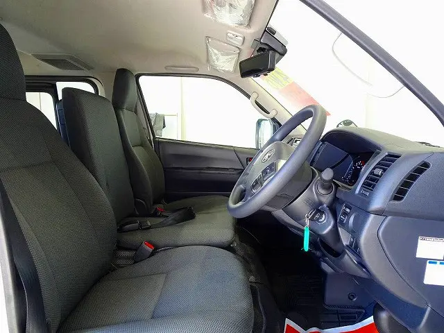 アルミホイール トラクションコントロール リアヒーター/クーラー クリアランスソナー プライバシーガラス バックドアガラス熱線 リアドア3枚イージークローザー付|トヨタ ハイエースバン 3DF-GDH206V(4WD)の写真6