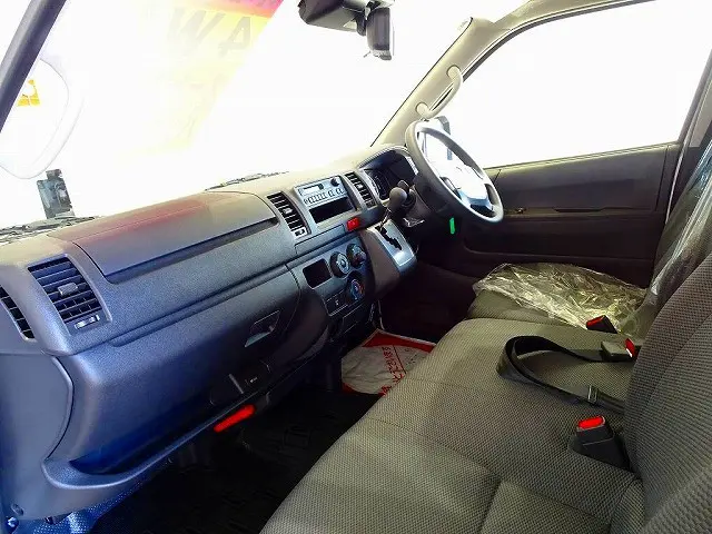 AC PS PW SRS ABS キーレス 左右電格ミラー/電動角度調整 AM/FMラジオ ETC ルームミラー式バックモニター アドブルー ターボ 車線逸脱警報装置 衝突被害軽減ブレーキ|トヨタ ハイエースバン 3DF-GDH206V(4WD)の写真7