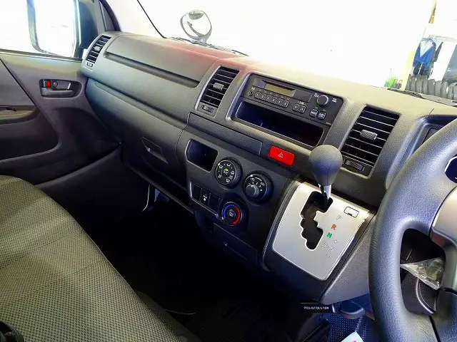 AC PS PW SRS ABS キーレス 左右電格ミラー/電動角度調整 AM/FMラジオ ETC ルームミラー式バックモニター アドブルー ターボ 車線逸脱警報装置 衝突被害軽減ブレーキ|トヨタ ハイエースバン 3DF-GDH206V(4WD)の写真9