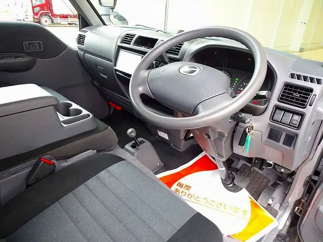 AC　PS　PW　SRS　ABS　キーレス　左ミラー電動角度調整　社外メモリーナビ/フルセグTV/DVD(CN-RE06D)　ETC　ドライブレコーダー　プライバシーガラス|マツダ ボンゴバン DBF-SLP2M(4WD)の写真5