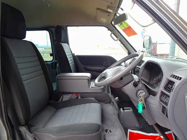 AC　PS　PW　SRS　ABS　キーレス　左ミラー電動角度調整　社外メモリーナビ/フルセグTV/DVD(CN-RE06D)　ETC　ドライブレコーダー　プライバシーガラス|マツダ ボンゴバン DBF-SLP2M(4WD)の写真6