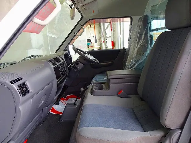 AC PS PW SRS ABS 集中ドアロック 左ミラー電動角度調整 CD AM/FMラジオ ETC リアガラス熱線 間仕切りビニールカーテン付 プライバシーガラス|マツダ ボンゴバン ABF-SKP2M(4WD)の写真8