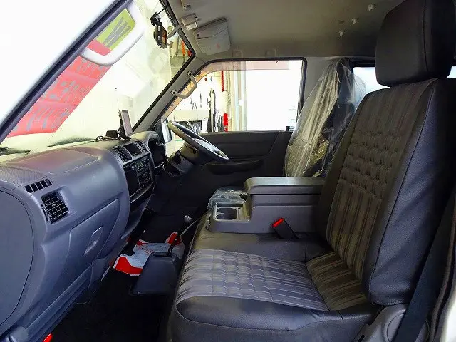 AC　PS　PW　SRS　ABS　キーレス　左ミラー電動角度調整　社外ポータブルナビ/バックカメラ連動/ワンセグTV(CN-G1300VD)　ETC　バックモニター　ドライブレコーダー|マツダ ボンゴバン DBF-SLP2M(4WD)の写真8