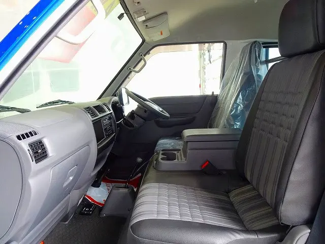 AC　PS　PW　SRS　ABS　キーレス　左ミラー電動角度調整　AM/FMラジオ　ETC　リアガラス3面スモーク貼り　リアガラス熱線|マツダ ボンゴバン DBF-SLP2M(4WD)の写真8