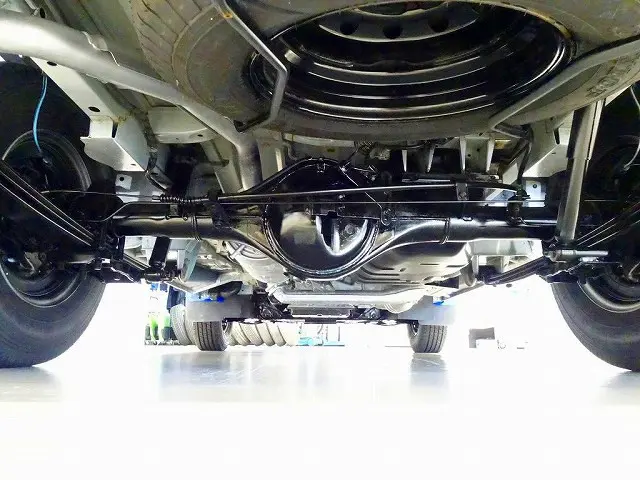 シャーシは 錆止め/マフラー塗装 仕上げに力を入れています。|マツダ ボンゴバン DBF-SLP2M(4WD)の写真34