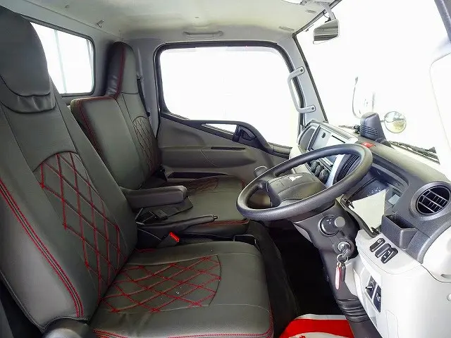 アドブルー　ターボ　排気ブレーキ　車線逸脱警報装置　衝突被害軽減ブレーキ　フォグランプ　トラクションコントロール　社外シートカバー|三菱 キャンター 2RG-FBA20(2WD)の写真6