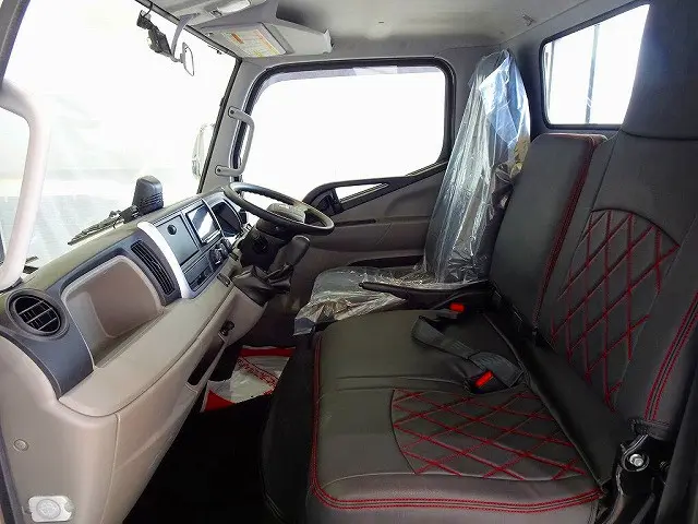 アドブルー　ターボ　排気ブレーキ　車線逸脱警報装置　衝突被害軽減ブレーキ　フォグランプ　トラクションコントロール　社外シートカバー|三菱 キャンター 2RG-FBA20(2WD)の写真8