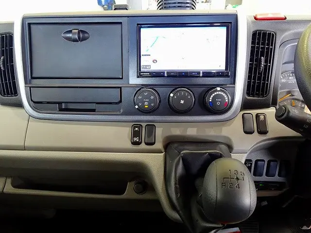 アドブルー　ターボ　排気ブレーキ　車線逸脱警報装置　衝突被害軽減ブレーキ　フォグランプ　トラクションコントロール　社外シートカバー|三菱 キャンター 2RG-FBA20(2WD)の写真10