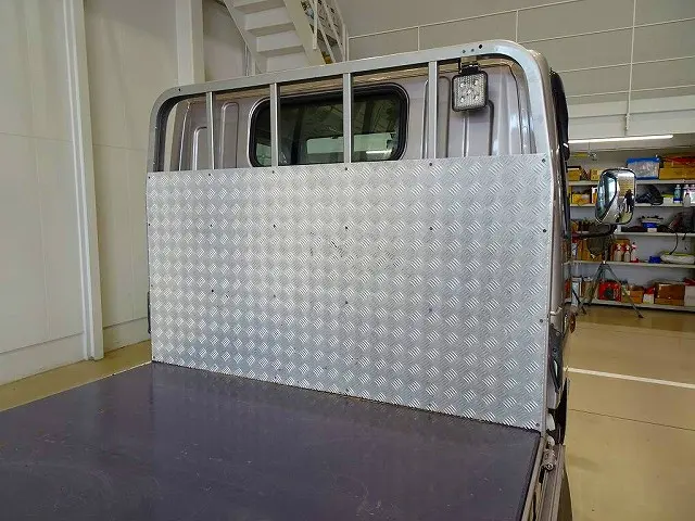 荷台内寸：311×161×38　三方開　床鉄板張り　アオリ三方上部アルミ縞鋼板張り　前立てアルミ縞鋼板張り　鳥居LED作業灯1個　リアアオリチェーン2個|三菱 キャンター 2RG-FBA20(2WD)の写真25
