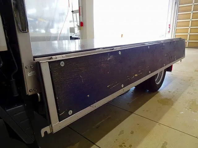 荷台内寸：311×161×38　三方開　床鉄板張り　アオリ三方上部アルミ縞鋼板張り　前立てアルミ縞鋼板張り　鳥居LED作業灯1個　リアアオリチェーン2個|三菱 キャンター 2RG-FBA20(2WD)の写真29