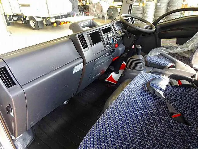 AC PS PW SRS ABS キーレス 左電格ミラー ラジオ アドブルー ターボ 排気ブレーキ HSA 車線逸脱警報装置 PCB アイドリングストップ フォグランプ ASR|いすゞ エルフ 2RG-NPS88AR(4WD)の写真7