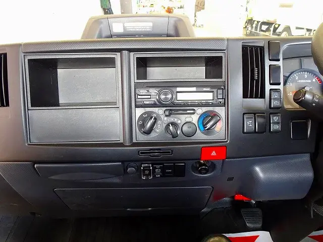 AC PS PW SRS ABS キーレス 左電格ミラー ラジオ アドブルー ターボ 排気ブレーキ HSA 車線逸脱警報装置 PCB アイドリングストップ フォグランプ ASR|いすゞ エルフ 2RG-NPS88AR(4WD)の写真10