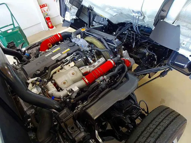 エンジンルーム|いすゞ エルフ 2RG-NPS88AR(4WD)の写真32
