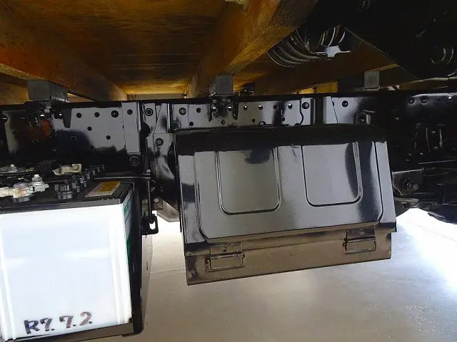左シャシ中央工具箱 シャーシは 錆止め/マフラー塗装 仕上げに力を入れています。|いすゞ エルフ 2RG-NPS88AR(4WD)の写真35
