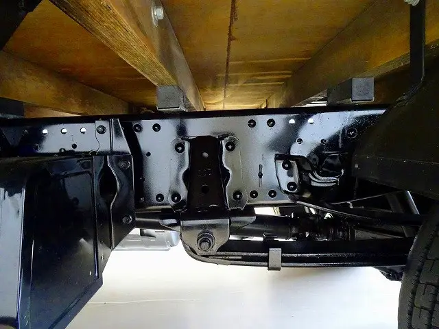 左シャシ中央工具箱 シャーシは 錆止め/マフラー塗装 仕上げに力を入れています。|いすゞ エルフ 2RG-NPS88AR(4WD)の写真36