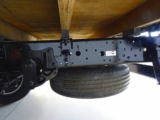 左シャシ中央工具箱 シャーシは 錆止め/マフラー塗装 仕上げに力を入れています。|いすゞ エルフ 2RG-NPS88AR(4WD)の写真37