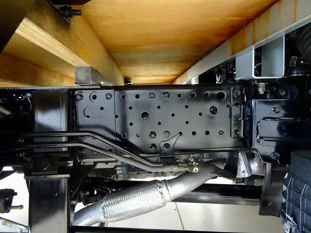 左シャシ中央工具箱 シャーシは 錆止め/マフラー塗装 仕上げに力を入れています。|いすゞ エルフ 2RG-NPS88AR(4WD)の写真40