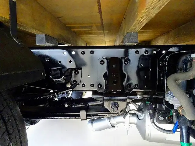 左シャシ中央工具箱 シャーシは 錆止め/マフラー塗装 仕上げに力を入れています。|いすゞ エルフ 2RG-NPS88AR(4WD)の写真42